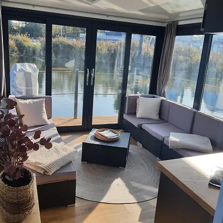 Schwimmende Haus Villa